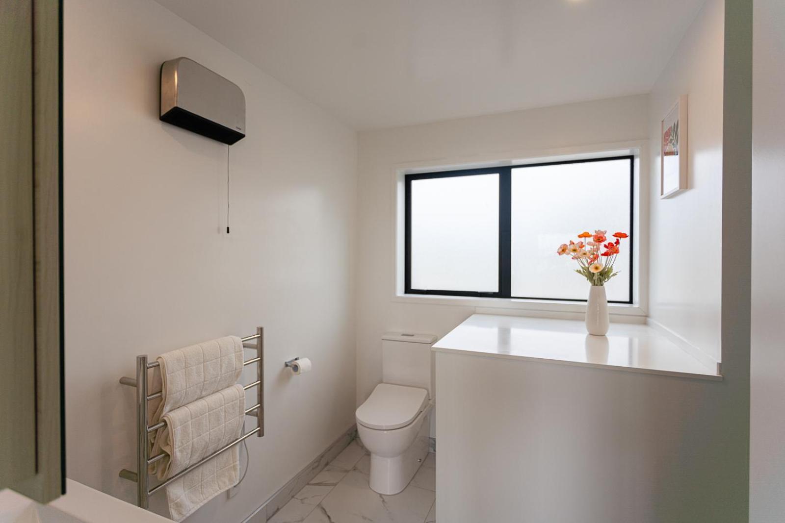 Modern 2 Bedroom Townhouse In Cbd With Parking! Sleeps 5 Christchurch Eksteriør billede