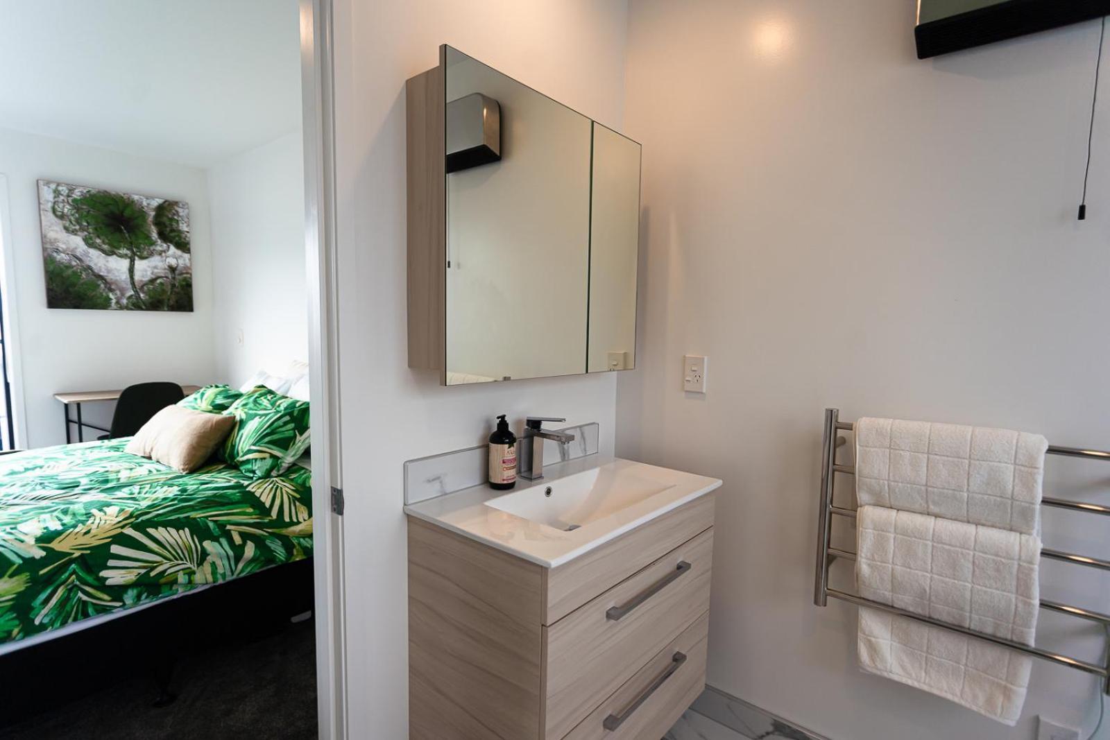 Modern 2 Bedroom Townhouse In Cbd With Parking! Sleeps 5 Christchurch Eksteriør billede