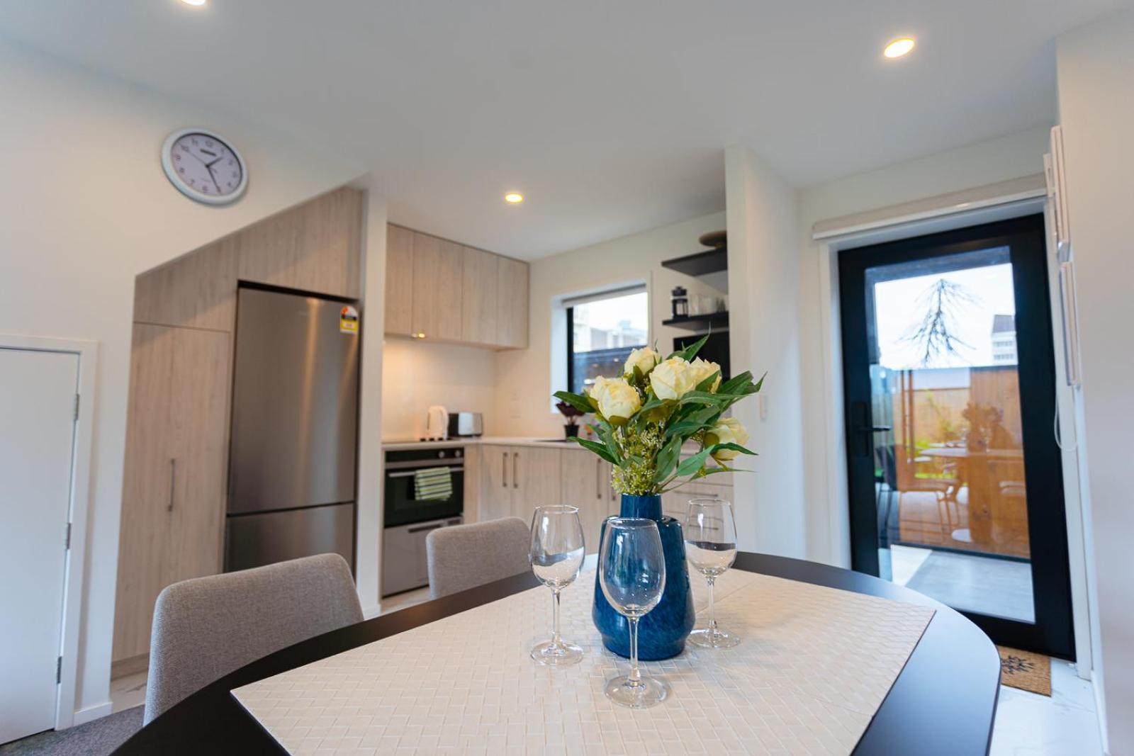 Modern 2 Bedroom Townhouse In Cbd With Parking! Sleeps 5 Christchurch Eksteriør billede